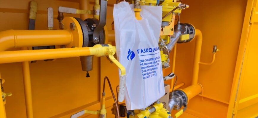 Внутреннее устройство ГРПШ-13-2ВУ1 с регуляторами давления газа и запорной арматурой