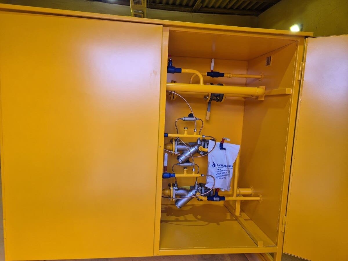 Шкафной газорегуляторный пункт ГРПШ-FRG/2MB-2У1-СГ производства ГАЗКОМПЛЕКТСАРАТОВ перед отправкой в Ярославскую область