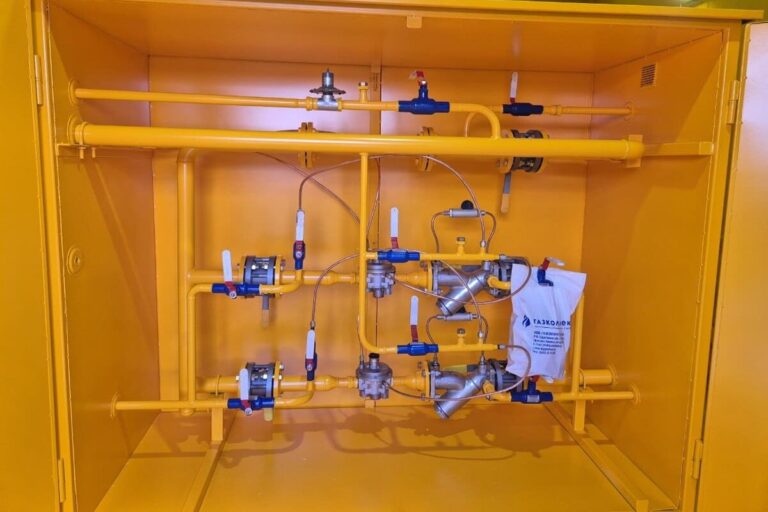 Внутреннее пространство ГРПШ-FRG/2MB-2У1-СГ: регуляторы Madas Dn25, катушка под счетчик Rabo G40 и арматура LD