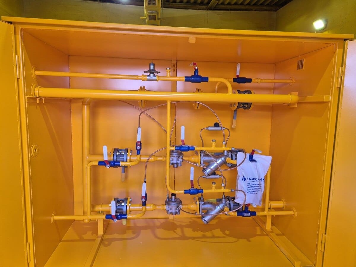 Внутреннее пространство ГРПШ-FRG/2MB-2У1-СГ: регуляторы Madas Dn25, катушка под счетчик Rabo G40 и арматура LD