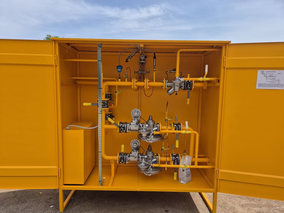 Внутреннее устройство газорегуляторного пункта ГСГО-50-2НУ1 с регуляторами РДБК1-50/25 и фильтром с ИПД