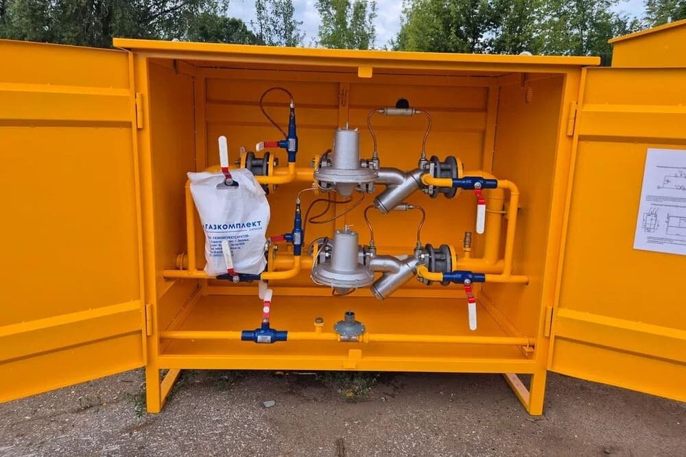 Внутреннее устройство газорегуляторного пункта ПГК-ГРПШ-400-2У1-8 с регуляторами давления газа РДНК-400