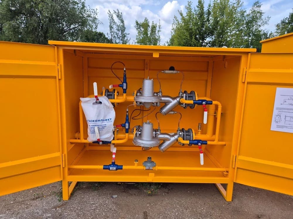 Внутреннее устройство газорегуляторного пункта ПГК-ГРПШ-400-2У1-8 с регуляторами давления газа РДНК-400